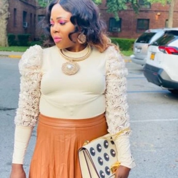 NEW INVENTORY 🔥3D Flower Appliqué Lantern Sleeve Form Fitted Bodysuit🔥 - Picture 10 of 10